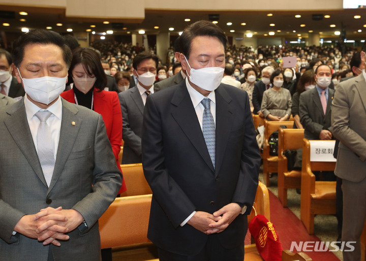 [서울=뉴시스] 인수위사진기자단 = 부활주일인 17일 윤석열 대통령 당선인이 서울 여의도 순복음교회에서 열린 '2022 한국교회 부활절 연합예배'에 참석해 예배를 드리고 있다. 2022.04.17. photo@newsis.com