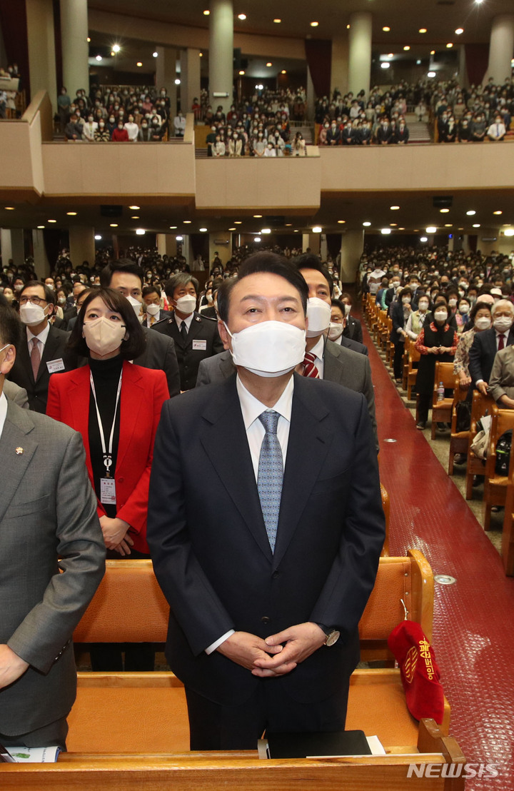 [서울=뉴시스] 인수위사진기자단 = 부활주일인 지난 17일 윤석열 대통령 당선인이 서울 여의도 순복음교회에서 열린 '2022 한국교회 부활절 연합예배'에 참석해 예배를 드리고 있다. 2022.04.17. photo@newsis.com