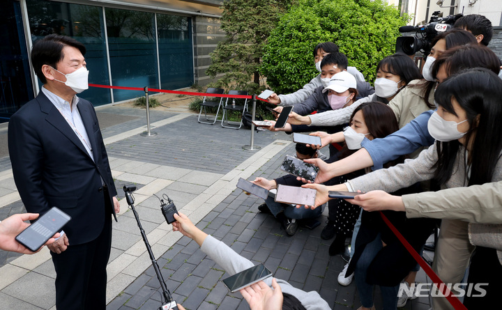 [서울=뉴시스] 인수위사진기자단 = 안철수 대통령직인수위원장이 17일 오후 서울 종로구 통의동 대통령직인수위원회를 나서며 국민의힘과 국민의당과의 합당 관련 기자들의 질문에 답하고 있다. 2022.04.17. photo@newsis.com