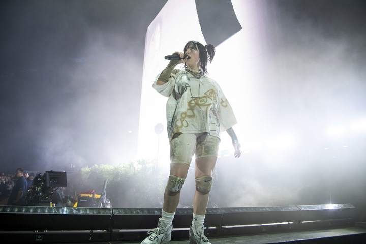[서울=AP/뉴시스] 2022 코첼라 무대에 선 빌리 아일리시