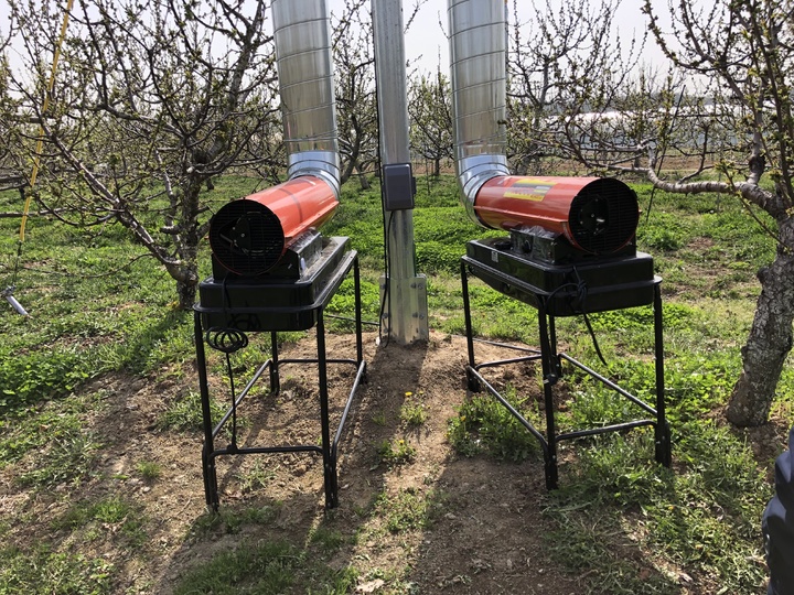 [화성=뉴시스] 열풍방상팬을 활용해 상층부의 따듯한 공기를 순환해 저온 피해를 예방하고 있는 모습. 2022.04.18. (사진=경기도농업기술원 제공) *재판매 및 DB 금지