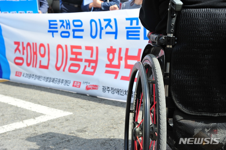 [광주=뉴시스] 이영주 기자 = 8일 오전 광주 서구 양동시장 인근에서 광주장애인차별쳘폐연대 등 39개 시민사회단체가 이동 약자를 명분으로 내세우면서 진행하는 광주시의 교통 행정을 비판하면서 양동시장 지하철로 향하는 엘리베이터 설치를 촉구하고 있다. 2022.04.18. leeyj2578@newsis.com