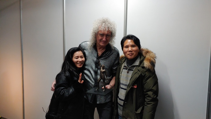 [서울=뉴시스] 퀸 팬클럽 회장, 브라이언 메이, 백순엽 대표. 2022.04.18. (사진 = 프레디 머큐리 공인 동상 유치 위원회 제공) photo@newsis.com *재판매 및 DB 금지