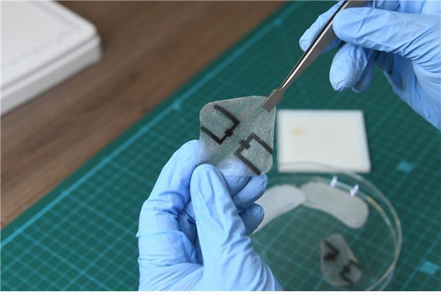 [대전=뉴시스] 탄소나노섬유 전극을 삽입, 신축성을 높인실리콘 전자패치 *재판매 및 DB 금지