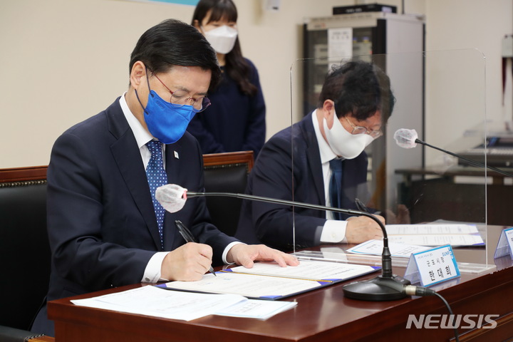 업무협약 현장(사진 왼쪽 한대희 군포시장).