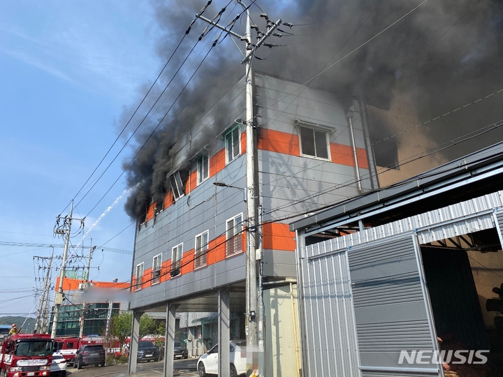 [대구=뉴시스] 이지연 기자 = 18일 오후 2시 대구 북구 노원동의 한 안경 코팅공장에서 불이 나 소방당국이 진화 중이다. (사진=대구소방안전본부 제공) 2022.04.18. photo@newsis.com