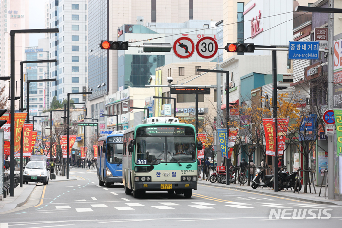 [대구=뉴시스] 버스 전용도로를 달리는 대구 시내버스. 뉴시스DB. 2023.06.15. photo@newsis.com 