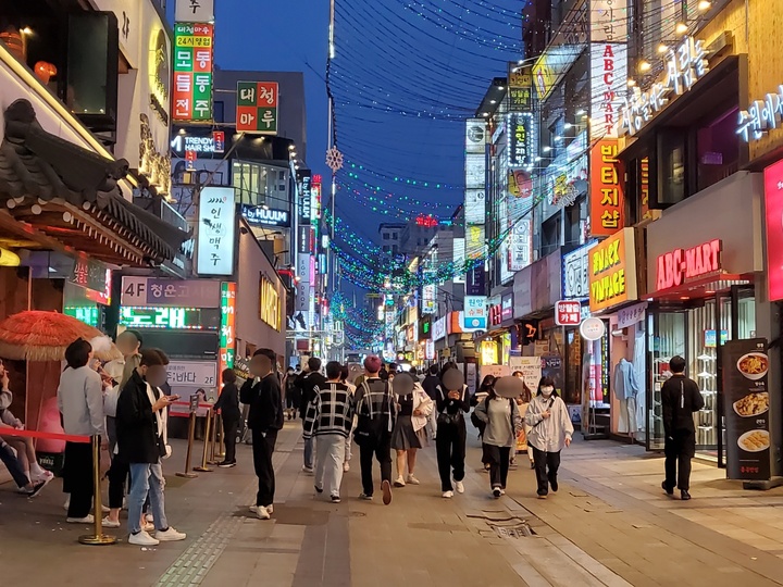 [수원=뉴시스] 이병희 기자= 사회적 거리두기가 해제된 18일 오후 7시30분께 경기 수원시 수원역로데오거리가 시민들로 북적이고 있다. 2022.04.18. iambh@newsis.com *재판매 및 DB 금지