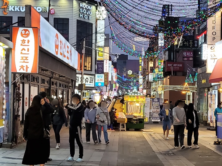 [수원=뉴시스] 이병희 기자= 사회적 거리두기가 해제된 18일 오후 7시30분께 경기 수원시 수원역로데오거리가 시민들로 북적이고 있다. 2022.04.18. iambh@newsis.com *재판매 및 DB 금지