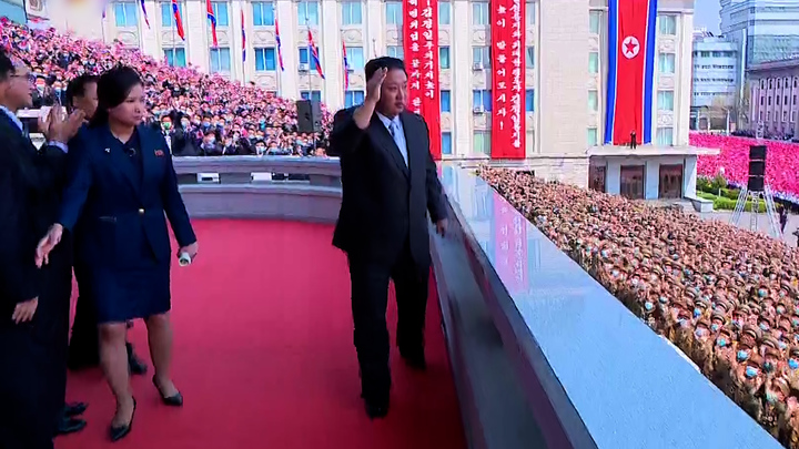 [서울=뉴시스] 4월 15일 평양에서 열린 태양절 110주년 중앙보고대회가 끝난 뒤 퇴장하는 김정은 위원장을 수행하는 현송월 부부장의 모습. (사진=조선중앙TV 캡처) *재판매 및 DB 금지