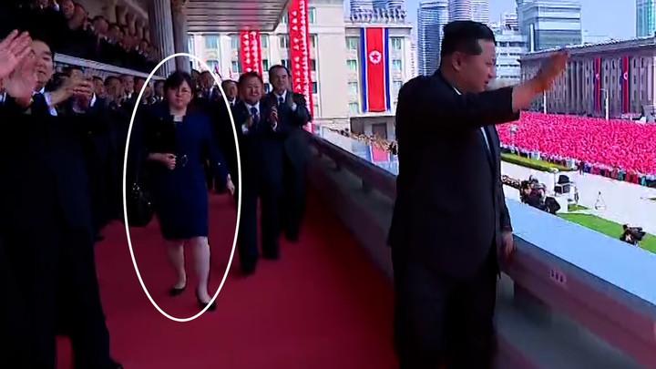 [서울=뉴시스] 4월 15일 평양에서 열린 태양절 110주년 중앙보고대회가 끝난 뒤 퇴장하는 김정은 위원장 뒤에 포착된 여성. 여성의 오른쪽에 서 있는 인물은 최룡해 최고인민회의 상임위원장과 조용원 당 조직비서. (사진=조선중앙TV 캡처) *재판매 및 DB 금지