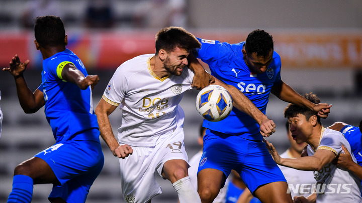 [서울=뉴시스]대구FC 제카가 라이언시티 수비수들과 경합하고 있다. (사진=AFC 제공)