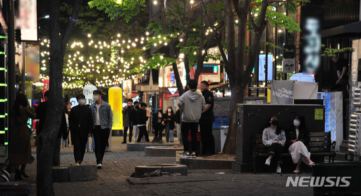 [광주=뉴시스] 이영주 기자 = 사회적 거리두기가 전면 해제된 18일 오후 광주 서구 치평동 상무지구 번화가를 찾은 시민들이 거리를 걷고 있다. 2022.04.18. leeyj2578@newsis.com