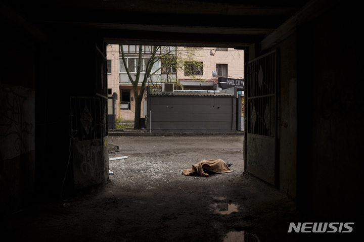 [하르키우(우크라이나)=AP/뉴시스] 지난 17일(현지시간) 우크라이나 하르키우에서 러시아군의 포격으로 숨진 한 여성의 시신이 인도에 놓여 있다. 2022.04.19.