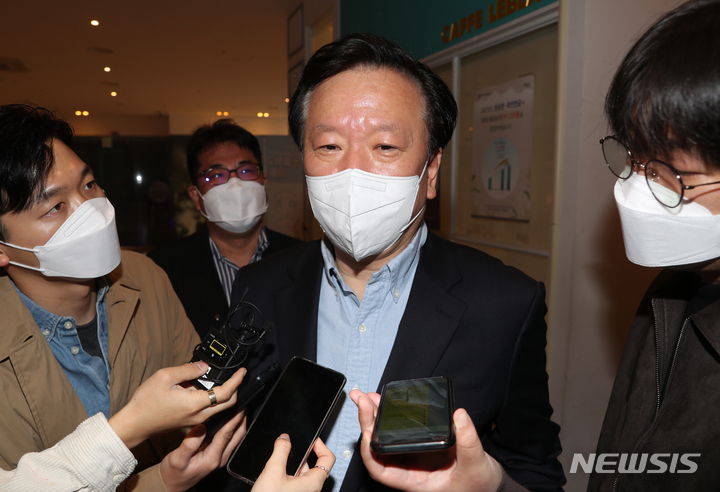 [서울=뉴시스] 고승민 기자 = 정호영 보건복지부 장관 후보자가 18일 인사청문회 준비 사무실이 마련된 서울 국민연금공단 서울북부지역본부 건물에서 출근하던 중 취재진 질문에 답하고 있다. 2022.04.18. kkssmm99@newsis.com