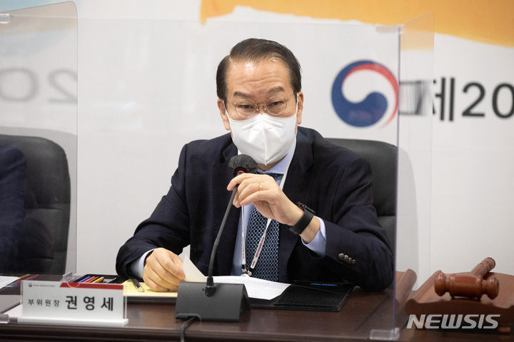 [서울=뉴시스] 인수위사진기자단 = 권영세 대통령직인수위원회 부위원장이 18일 오전 서울 종로구 삼청동 인수위원회에서 열린 전체회의에서 발언하고 있다. 2022.04.18. photo@newsis.com