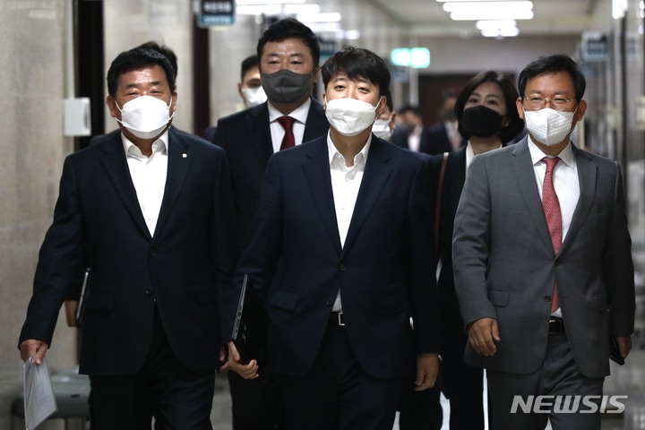 [서울=뉴시스] 고범준 기자 = 국민의힘 이준석 대표(가운데)가 18일 국회에서 열린 최고위원회의에 참석하고 있다. (공동취재사진) 2022.04.18. photo@newsis.com