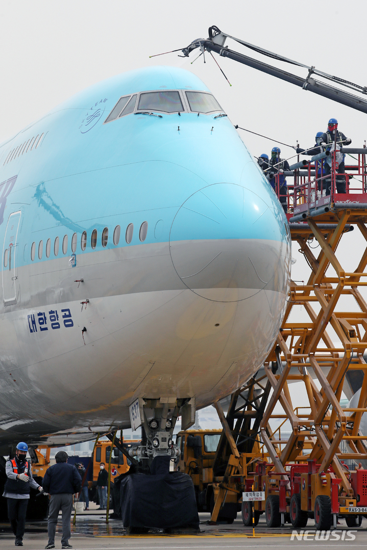 [인천공항=뉴시스] 조성우 기자 = 18일 오전 인천 중구 대한항공 정비 격납고에서 항공사 관계자들이 보잉 747-8i 항공기 세척을 하고 있다. 2022.04.18. xconfind@newsis.com