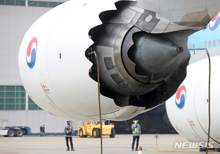 [인천공항=뉴시스] 조성우 기자 = 18일 오전 인천 중구 대한항공 정비 격납고에서 항공사 관계자들이 보잉 747-8i 항공기 세척을 하고 있다. 2022.04.18. xconfind@newsis.com