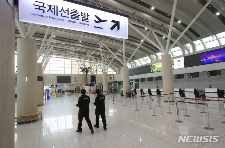 [제주=뉴시스] 우장호 기자 = 지난 4월18일 오전 제주국제공항 3층 국제선 출발장에 이용객이 없어 한산한 모습을 보이고 있다. 2022.04.18. woo1223@newsis.com