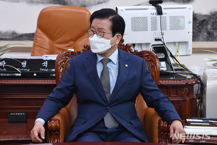 [서울=뉴시스] 고범준 기자 = 박병석 국회의장이 18일 서울 여의도 국회에서 정의당 지도부와 만나 대화하고 있다. (공동취재사진) 2022.04.18. photo@newsis.com