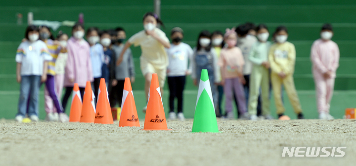 [광주=뉴시스] 류형근 기자 = 코로나19 사회적 거리두기 전면해제 첫날인 18일 오전 광주 남구의 한 초등학교에서 3학년 학생들이 입학 후 처음으로 운동장 체육대회를 하고 있다. 2022.04.18. hgryu77@newsis.com