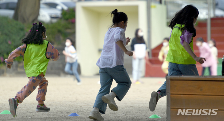 [광주=뉴시스] 류형근 기자 = 코로나19 사회적 거리두기 전면해제 첫날인 18일 오전 광주 남구의 한 초등학교에서 3학년 학생들이 입학 후 처음으로 운동장 체육대회를 하고 있다. 2022.04.18. hgryu77@newsis.com