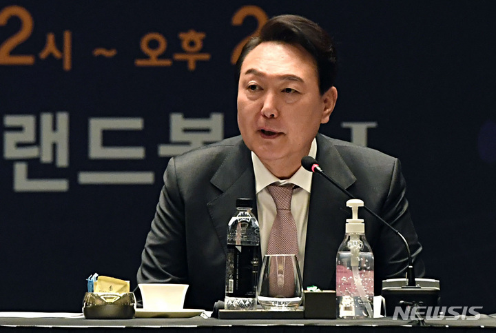 [서울=뉴시스] 인수위사진기자단 = 윤석열 대통령 당선인이 18일 오후 서울 종로구 포시즌스 호텔에서 열린 서울국제포럼(SFIA) '복합위기 극복과 글로벌 중추국가 도약을 향한 경제안보 구상' 정책 간담회에 참석해 축사하고 있다. 2022.04.18. photo@newsis.com