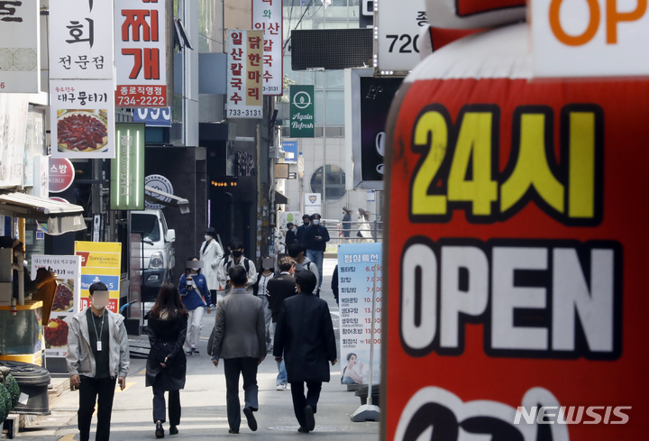 [서울=뉴시스] 고승민 기자 = 사적 모임과 행사, 집회 인원 제한이 모두 풀리고 식당, 카페, 술집 영업이 24시간 가능해진 18일 서울 종로구 젊음의거리 먹자골목에서 직장인들이 점심식사를 위해 이동하고 있다. 2022.04.18. kkssmm99@newsis.com