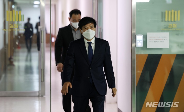 [서울=뉴시스] 홍효식 기자 = 이성윤 서울고등검찰청장이 18일 전국고검장 회의 참석을 위해 서울 서초구 서울고검을 나서고 있다. (공동취재사진) 2022.04.18. photo@newsis.com