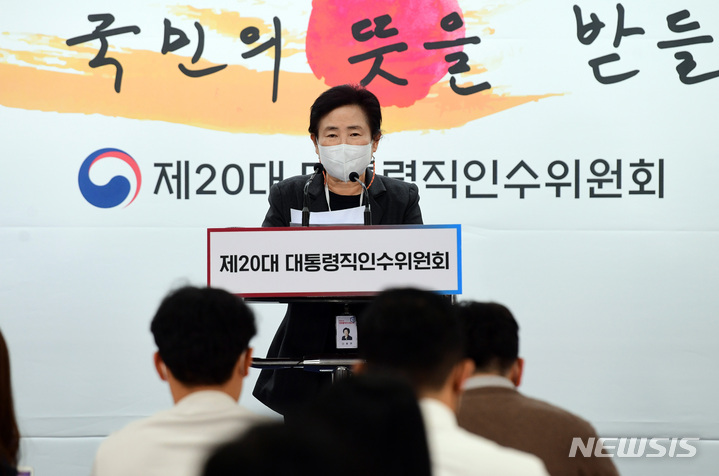 [서울=뉴시스] 인수위사진기자단 = 신용현 대통령직인수위원회 대변인이 18일&nbsp; 서울 종로구 통의동 인수위 공동기자회견장에서 정례 브리핑을 하고 있다. 2022.04.18. photo@newsis.com