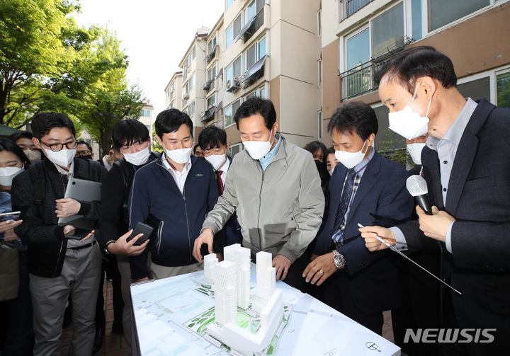 [서울=뉴시스] 조수정 기자 = 오세훈 서울시장이 18일 오후 서울형 고품질 임대주택으로 추진하는 노후 임대주택 재정비 시범사업 대상지 서울 노원구 하계 5단지 아파트를 찾아 설명 듣고 있다. 2022.04.18. chocrystal@newsis.com