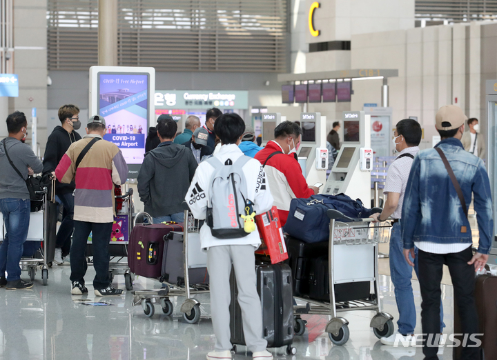 [인천공항=뉴시스] 조성우 기자 = 사회적 거리두기가 전면 해제된 18일 오후 인천국제공항 제1여객터미널 출국장에서 이용객들이 출국 수속을 밟기 위해 줄을 서고 있다. 2022.04.18. xconfind@newsis.com