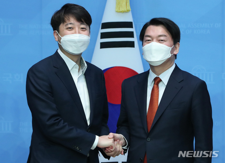 [서울=뉴시스] 전진환 = 이준석 국민의힘 대표와 안철수 국민의당 대표가 지난해 4월18일 서울 여의도 국회 소통관에서 기자회견을 열고 합당 발표 후 악수를 하고 있다. 2022.04.18.&nbsp; photo@newsis.com