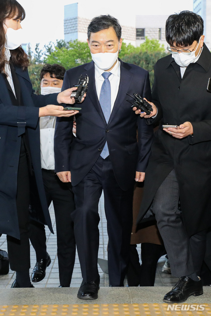 [서울=뉴시스] 권창회 기자 = 김오수 검찰총장이 18일 오후 서울 서초구 대검찰청에 도착해 문재인 대통령과의 면담 관련 취재진의 질문에 답하고 있다. 2022.04.18. kch0523@newsis.com