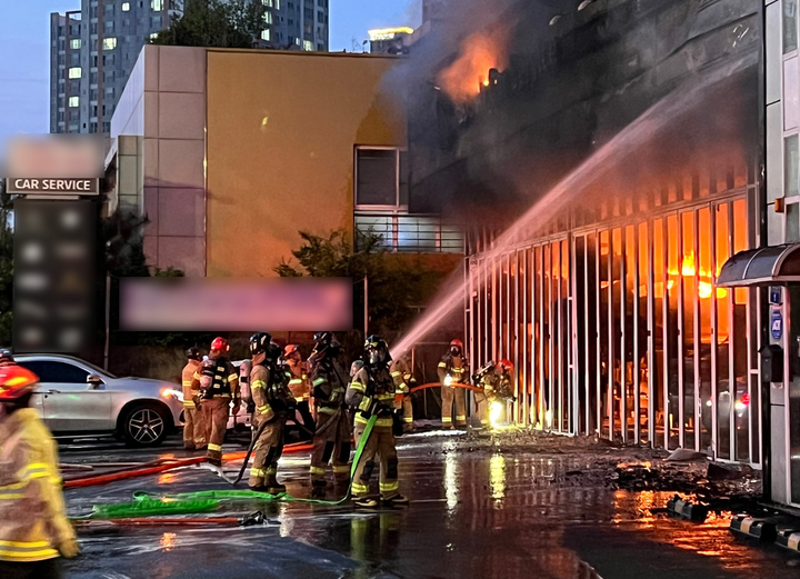 [광주=뉴시스] 김혜인 기자 = 18일 오후 광주 동구 학동 한 카센터에서 불이 나 소방당국이 불을 끄고 있다. 2022.04.18. (사진=독자제공) photo@newsis.com