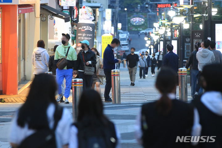 [제주=뉴시스] 우장호 기자 = 사회적 거리두기 조치가 전면 해제된 18일 오후 제주시 연동 누웨마루 거리를 찾은 시민들이 약속 장소로 이동하고 있다. 2022.04.18. woo1223@newsis.com