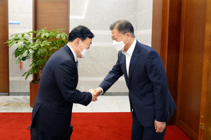 [서울=뉴시스] 문재인 대통령이 18일 청와대 여민관 집무실 앞에서 김오수 검찰총장과 인사하고 있다. (사진=청와대 제공) 2022.04.18. photo@newsis.com *재판매 및 DB 금지