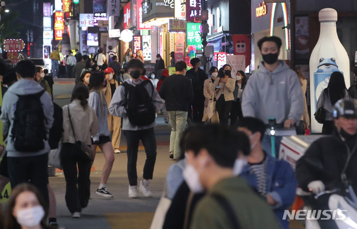 [서울=뉴시스] 권창회 기자 = 사회적 거리두기가 해제된 18일 저녁 서울 강남구 강남역 사거리 인근 거리가 시민들로 붐비고 있다. 정부는 이날부터 다중이용시설의 영업시간 및 사적모임 인원 제한을 해제했다. 2022.04.18. kch0523@newsis.com