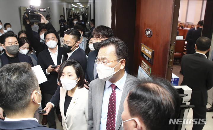 [서울=뉴시스] 고범준 기자 = 18일 국회에서 열린 법제사법위원회 소위를 앞두고 유상범, 전주혜 의원등 국민의 힘 의원들이 국회 경위들에게 소위 공개를 주장 하고 있다. 국회 법사위 법안심사 제1소위 위원장 박주민 의원은 이날 오후 7시 '검수완박'이라고 불리우는 검찰청법 및 형사소송법 개정안 등을 논의하기 위한 소위를 소집했다. (공동취재사진) 2022.04.18. photo@newsis.com