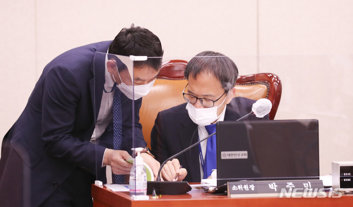 [서울=뉴시스] 고범준 기자 = 18일 국회에서 열린 법제사법위원회 소위에서 박주민 법안심사 1소위 위원장과 더불어 민주당 김용민 의원이 관련 법규를 찾아 보고 았다. 국회 법사위 법안심사 제1소위 위원장 박주민 의원은 이날 오후 7시 '검수완박'이라고 불리우는 검찰청법 및 형사소송법 개정안 등을 논의하기 위한 소위를 소집했다. (공동취재사진) 2022.04.18. photo@newsis.com