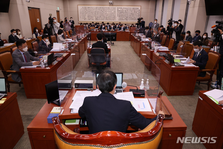 [서울=뉴시스] 전진환 = 박주민 법사위 제1소위원장이 18일 저녁 국회 법사위에서 검찰청법과 형사소송법 등 '검수완박' 관련 법안을 심사할 법사위 제1소위원회 회의를 개회하고 있다. (공동취재사진) 2022.04.18. photo@newsis.com