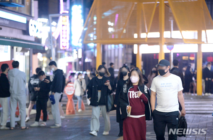 [광주=뉴시스] 김혜인 기자 = 사회적 거리두기 전면 해체 첫날인 18일 오후 광주 동구 구시청 술집 거리가 인파로 북적이고 있다. 2022.04.18. hyein0342@newsis.com