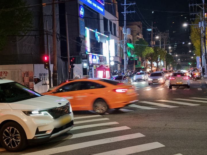 [서울=뉴시스] 임하은 기자 =  거리두기가 해제된 첫 새벽 19일 오전 1시께 서울 홍대 클럽거리에는 손님을 찾는 예약택시와 빈 택시들이 쉽게 목격됐다. 2022.04.19. rainy71@newsis.com *재판매 및 DB 금지