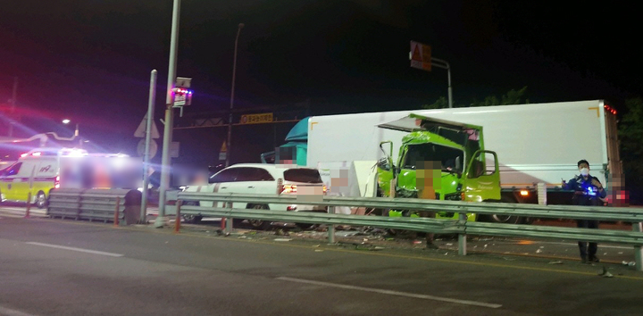 [부산=뉴시스] 19일 새벽 부산 사상구 감전교차로에서 9.5t 화물차가 신호 대기 중이던 차량을 들이받아 6중 추돌사고가 발생했다. (사진=부산경찰청 제공) *재판매 및 DB 금지