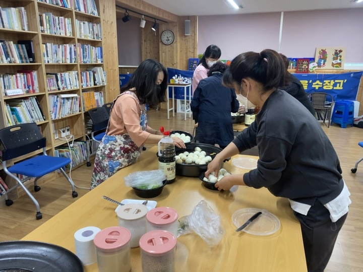 [완주=뉴시스] 강명수 기자 =전북 완주군은 공동주택 르네상스 사업이 활발하게 전개되고 있다고 19이 밝혔다. 사진은 르네상스 사업에 참여하고 있는 삼례 대명아파트 주민들이 반찬을 마련하고 있는 모습이다. (사진 =완주군 제공) 2022.04.19. photo@newsis.com *재판매 및 DB 금지