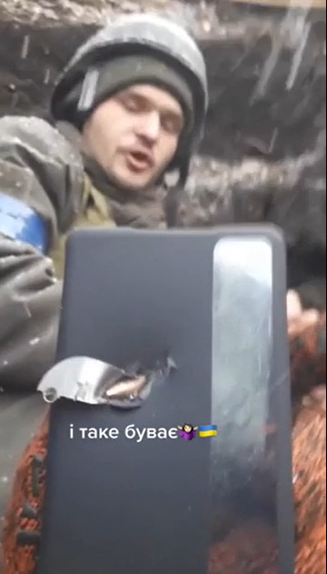 [서울=뉴시스] 최근 미국 커뮤니티 사이트 레딧에 삼성전자 갤럭시 모델로 추정되는 스마트폰이 러시아군이 쏜 총탄을 막으면서 우크라이나 군인의 부상을 막을 수 있었다는 내용의 영상이 게재됐다. (출처=레딧) 2022.4.19 *재판매 및 DB 금지