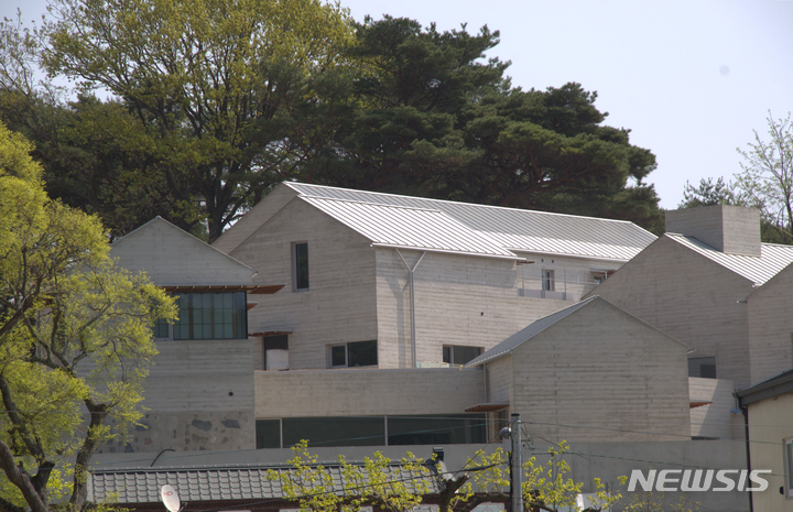 [양산=뉴시스] 안지율 기자 = 19일 오전 경남 양산 하북면 평산마을에 건축 중인 문재인 대통령 사저 건축공사가 마무리 되고 있다. 2022.04.19. alk9935@newsis.com