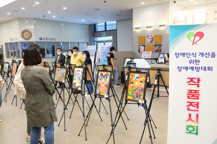 [대구=뉴시스] 고여정 기자 = 대구시 중구는 제42회 장애인날을 맞이해 장애예방대회 수상 작품 총 22점을 전시한다. 2022.04.19 (사진 = 대구시 중구) ruding@newsis.com  *재판매 및 DB 금지