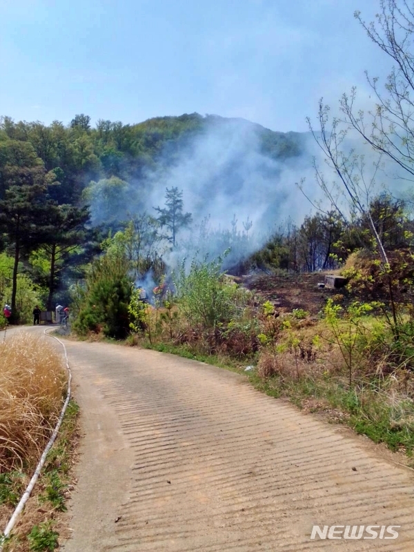 [대구=뉴시스] 이지연 기자 = 19일 오후 1시45분 대구 북구 읍내동의 한 야산에서 원인을 알 수 없는 불이 났다. (사진=산림청 제공) 2022.04.19. photo@newsis.com